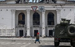 Знищений драмтеатр у Маріуполі