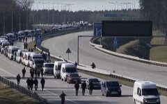 Огромная очередь украинцев выстроилась на границе с Польшей: видео