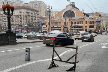 В центре Киева провалился асфальт, движение ограничено