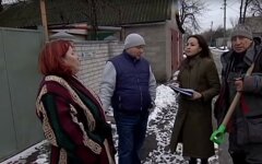 должники