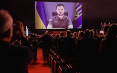Владимир Зеленский обращается к аудитории в Каннах на открытии Кинофестиваля