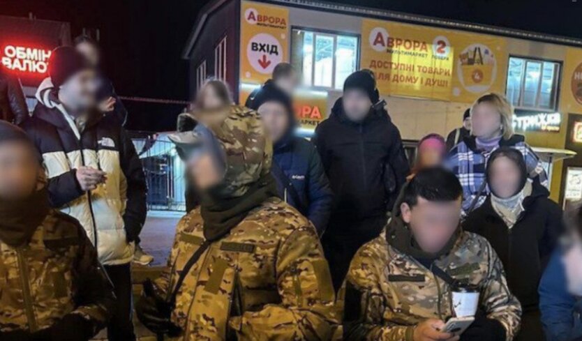 Правоохоронці прийшли з обшуками до підозрілого фонду, який збирає гроші біля метро в Києві