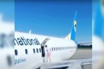 МАУ наказала женщину, гулявшую по крылу самолета в Борисполе: видео