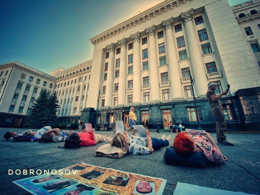 Лежачий протест матерей военнопленных на Банковой