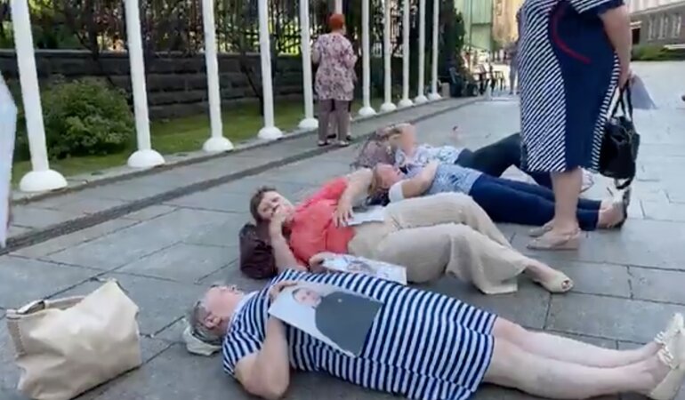 Протест матерей украинских военных на Банковой