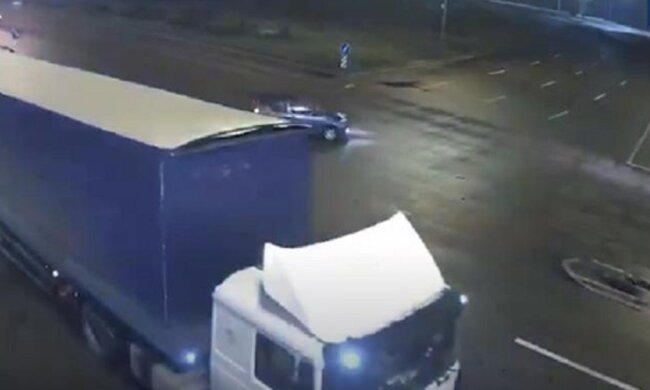 В Киеве пьяный водитель влетел в грузовик