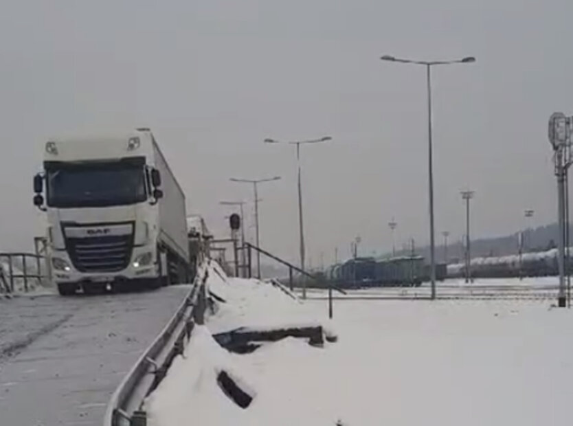 Укрзализныця доставила украинские грузовики через границу с Польше