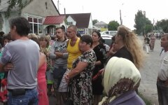 Жители Врадиевки устроили акцию под зданием суда, требуя наказать милиционеров-насильников