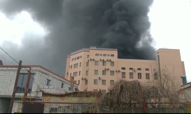 Палає будівля управління прикордонної служби ФСБ / Фото: скрін з відео