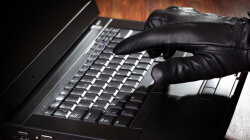 хакер киберпреступник интернет компьютер