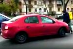 В Киеве курьер Glovo бросался на проезжающие авто: видео