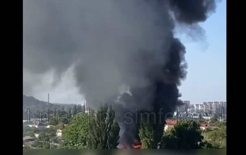 У тимчасово окупованому Сімферополі палає військова частина: відео