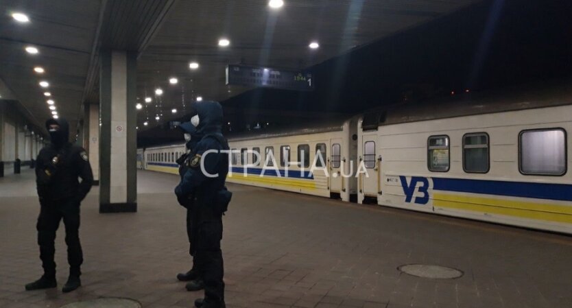 Поезд с украинцами из Латвии оцеплен полицией, пассажиров ждут медики в защитных костюмах