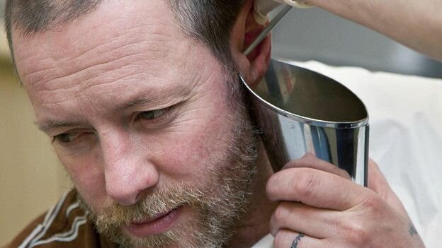 Промывание ушей с помощью шприца позволяет удалить излишки серы без риска повредить барабанную перепонку
