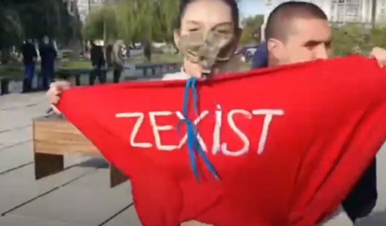 Зеленского атаковала активистка без белья и подняла юбку: видео