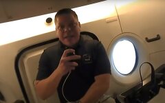 Экипаж Crew Gragon устроил "прогулку" без скафандров