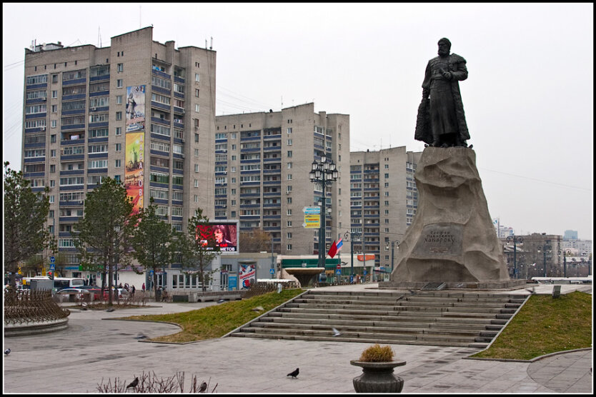 Памятник Хабарову на вокзале Хабаровска