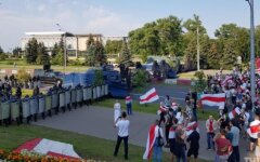 Тысячи протестующих подошли к оцепленному ОМОНом дворцу Лукашенко: видео