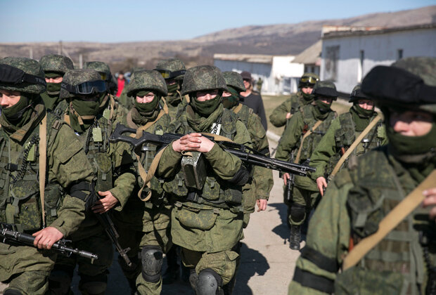 Военные «без опознавательных знаков» в селе Перевальное неподалеку от Симферополя, 3 марта 2014 года