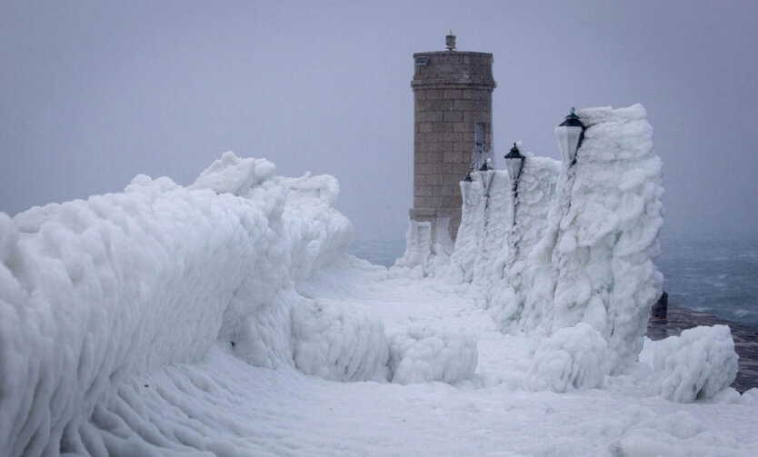 7 февраля 2012. Фонарные столбы, покрытые льдом в хорватском городе Сень на Адриатическом побережье. 