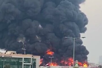 Масштабный пожар вспыхнул на рынке в ОАЭ: видео
