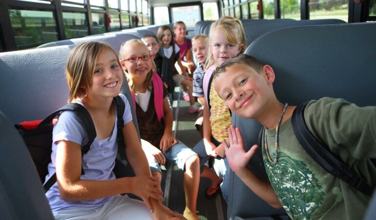 so-skolki-let-mozhno-ezdit-na-poezde