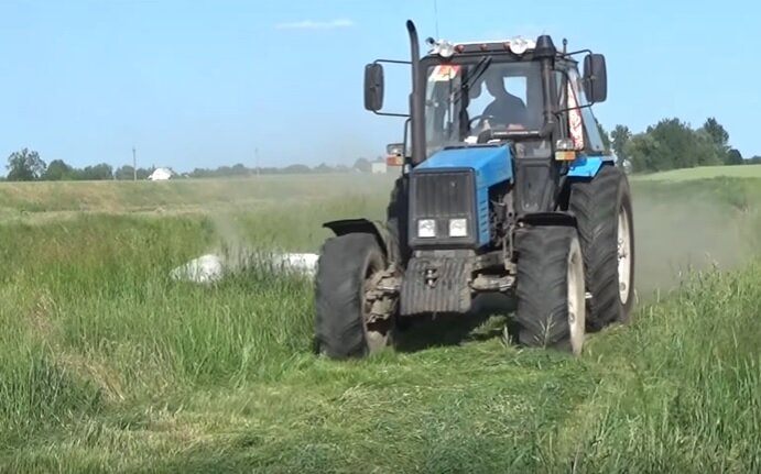 трактор в поле