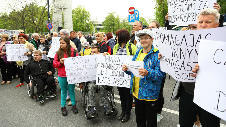 protestyi-invalidov-v-polshe