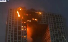 В Китае полыхает небоскреб: фото и видео