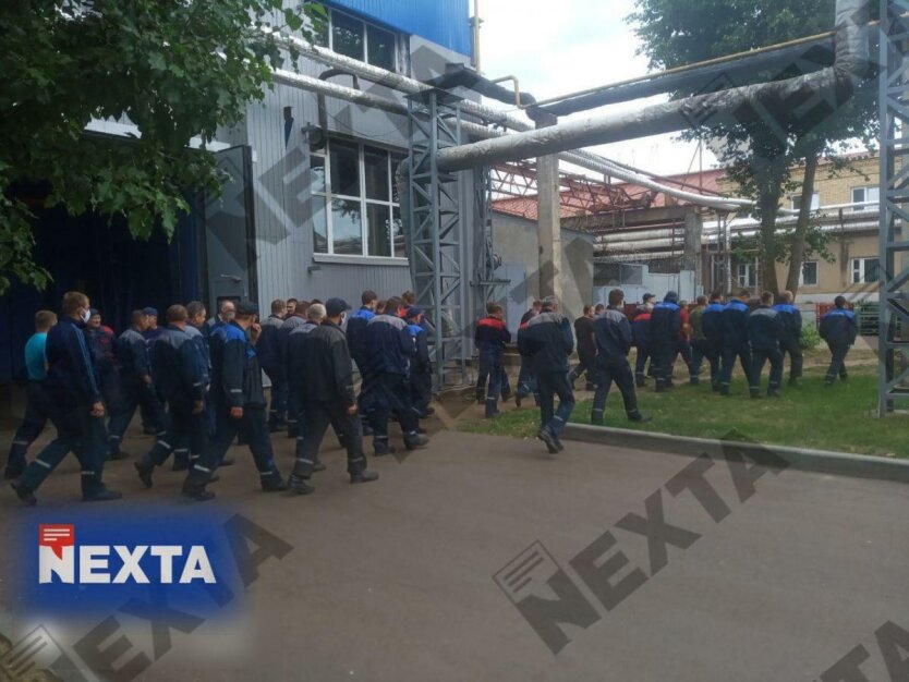 Сотни работников крупнейшего в Беларуси предприятия вышли на забастовку