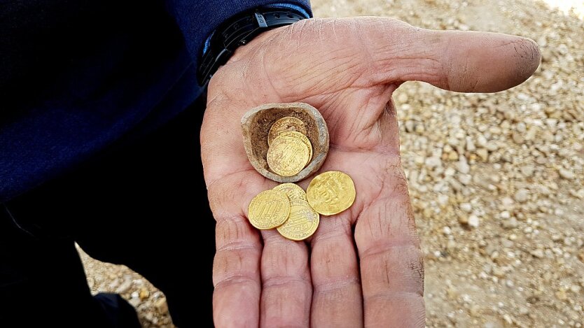 Золотые монеты, датируемые ранней исламской эпохой, восхищают археологов в Явне