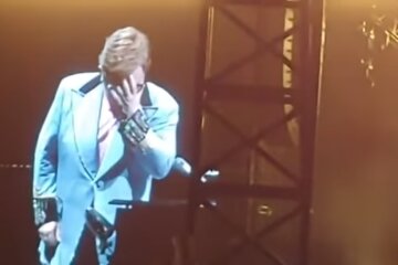 элтон джон потерял голос во время концерта и расплакался на сцене