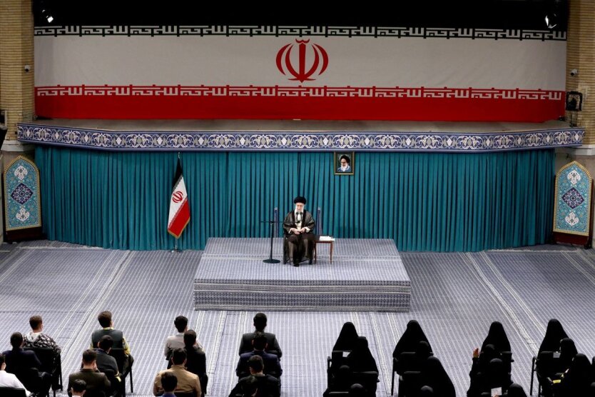 Верховный лидер Ирана аятолла Али Хаменеи выступает во время встречи с группой студентов в Тегеране