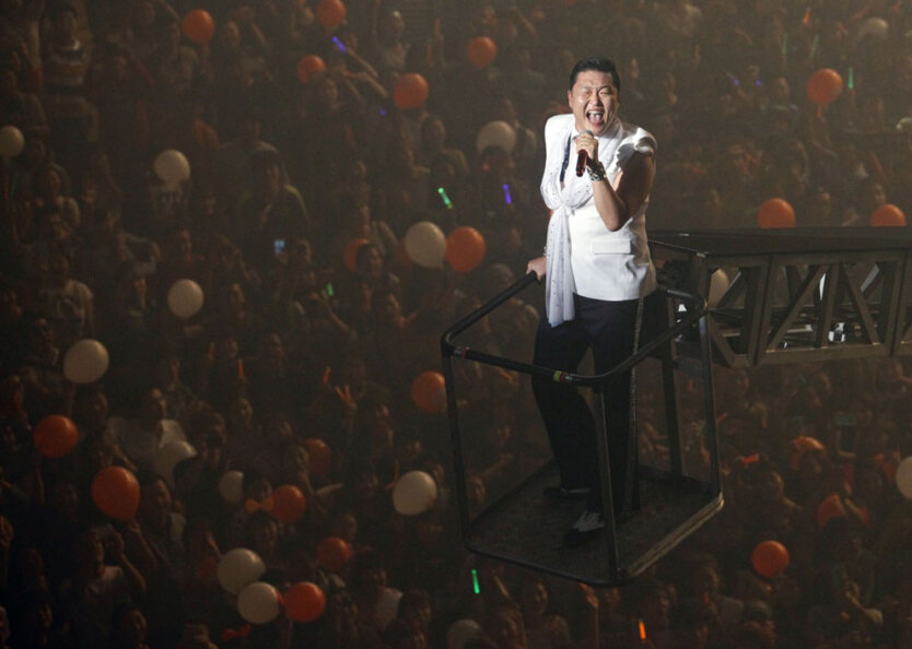 Популярный певец PSY выступает на концерте. PSY в 2012 году занял верхние места ведущих мировых чартов со своей песней «Gangnam Style», клип на которую только в  YouTube собрал больше 900 млн просмотров. 