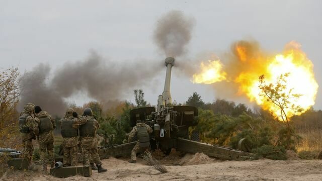 Ukrainian servicemen take part in military drills in Kiev region