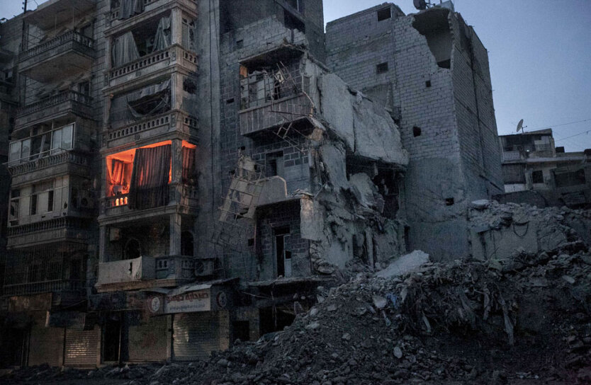 Ночь опускается на контролируемые повстанцами улицы города Алеппо
