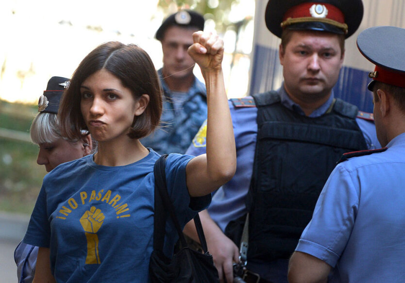 Надежда Толоконникова, участница панк-группы  Pussy Riot перед судебным слушанием в Москве, Россия