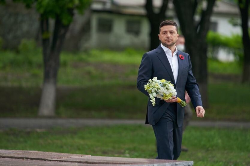 Владимир Зеленский волагает цветы, Зеленский на Донбассе, вторая мировая война