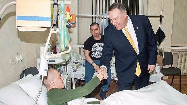 госсекретарь сша майк помпео побывал в украине и посетил военнослужащих в госпитале