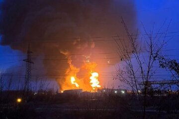 В Белгороде взорвали нефтебазу. Россия обвинила Украину, но фото и видео говорят о другом
