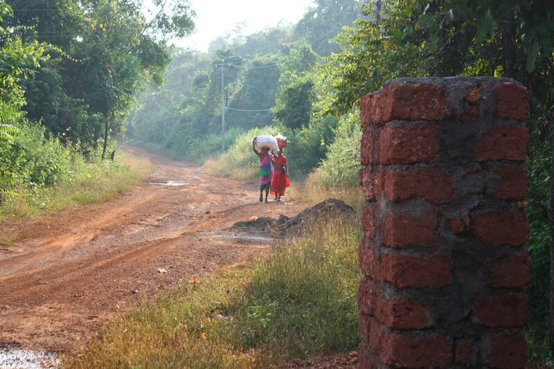 Индия, самый юг Гоа – две крестьянки несут поклажу