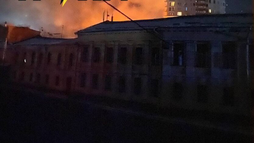 В Харькове горит здание областной прокуратуры