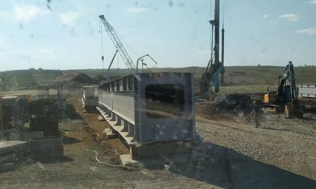Оккупанты строят железную дорогу в Мариуполе
