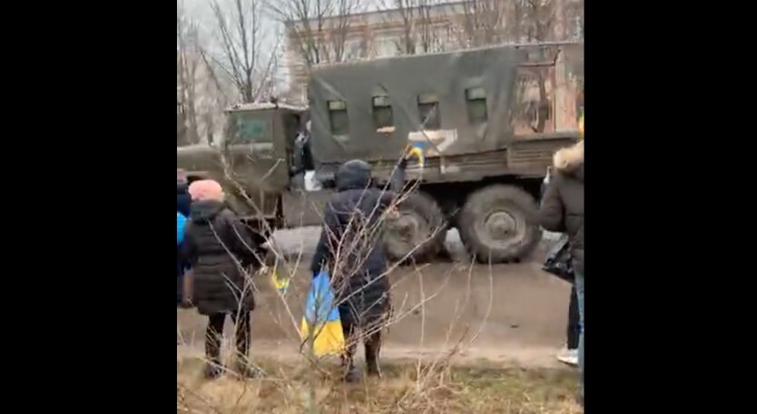 Жители Приморска вышли на митинг с флагами и выгнали оккупантов: видео