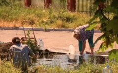 В Мариуполе люди вынуждены набирать питьевую воду из луж
