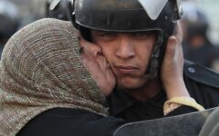 Участница антиправительственной демонстрации в Египте целует полицейского. Фото: Lefteris Pitarakis / AP via MSN с сайта metkere.com