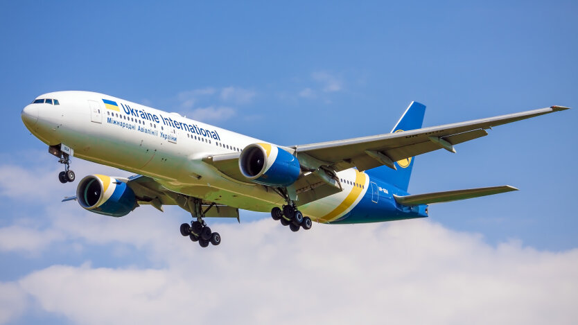 Boeing 777-200 авиакомпании Ukraine International Airlines садится в Борисполе