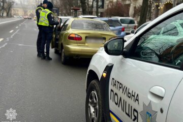 Зупинка авто в Україні / Фото: патрульна поліція