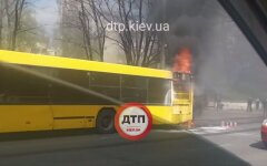 Загоревшийся автобус в Киеве, пассажирский автобус, спасатели