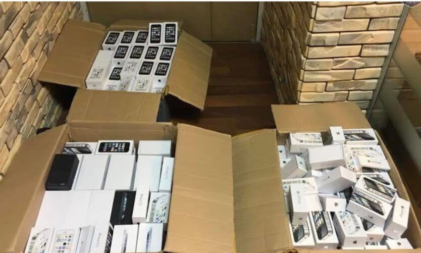 Арестованные iPhone на украинской таможне